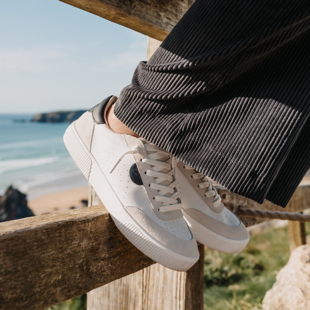 Lay Day Seas - White/Black Lese - Underside View